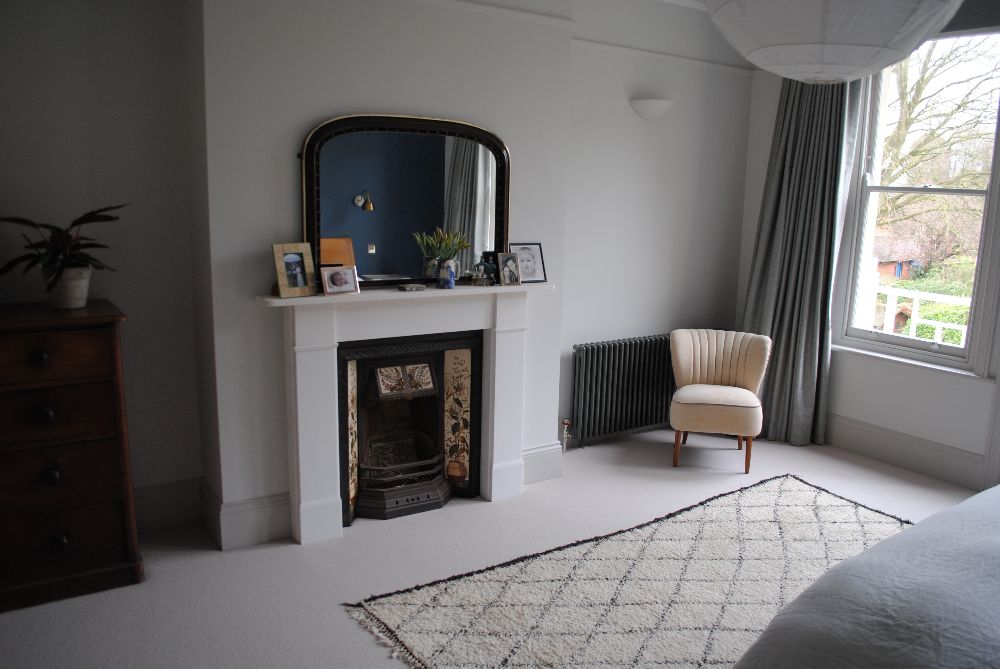 Experienced builders in Winchester constructing a modern house